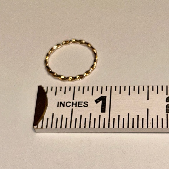 Gold Toned Thin Dainty Demure Infinity Ring Size: 6 (NWOT) - Picture 4 of 5